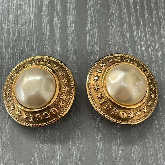 Chanel Vintage Faux Pearl Gold Clip-on Earrings - Picture 7 of 7